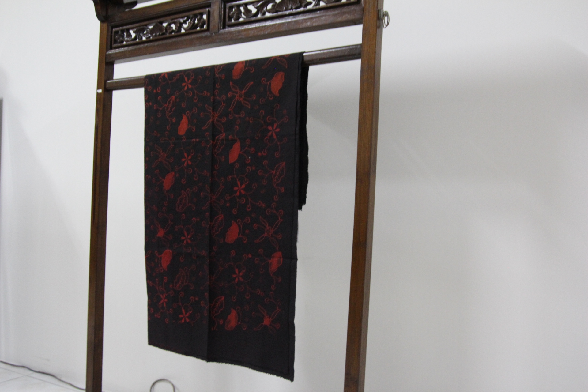 Kain Batik Cap Bunga Hitam