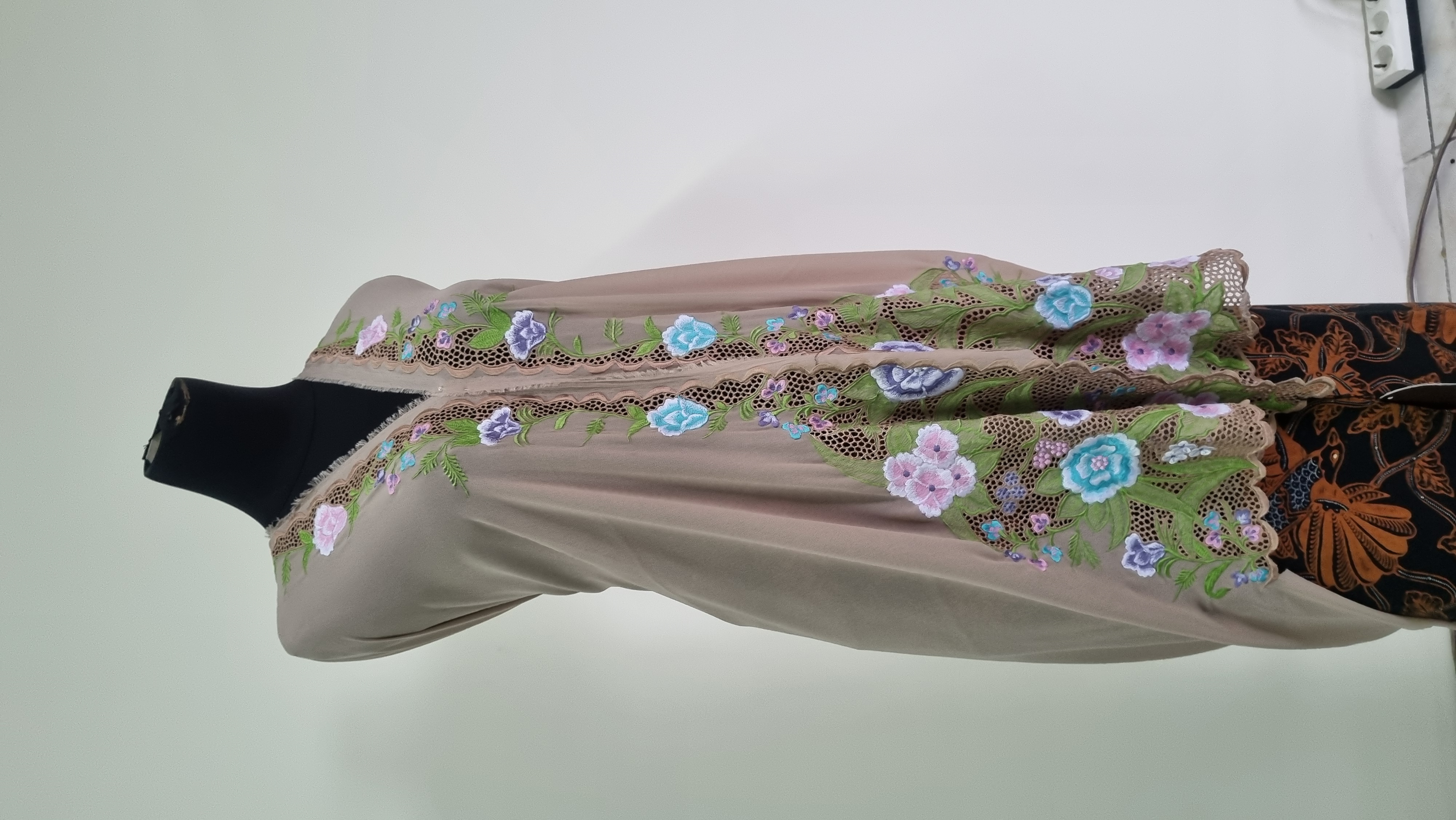 Kain Kebaya Bordir 5(Warna coklat mocca motif bung