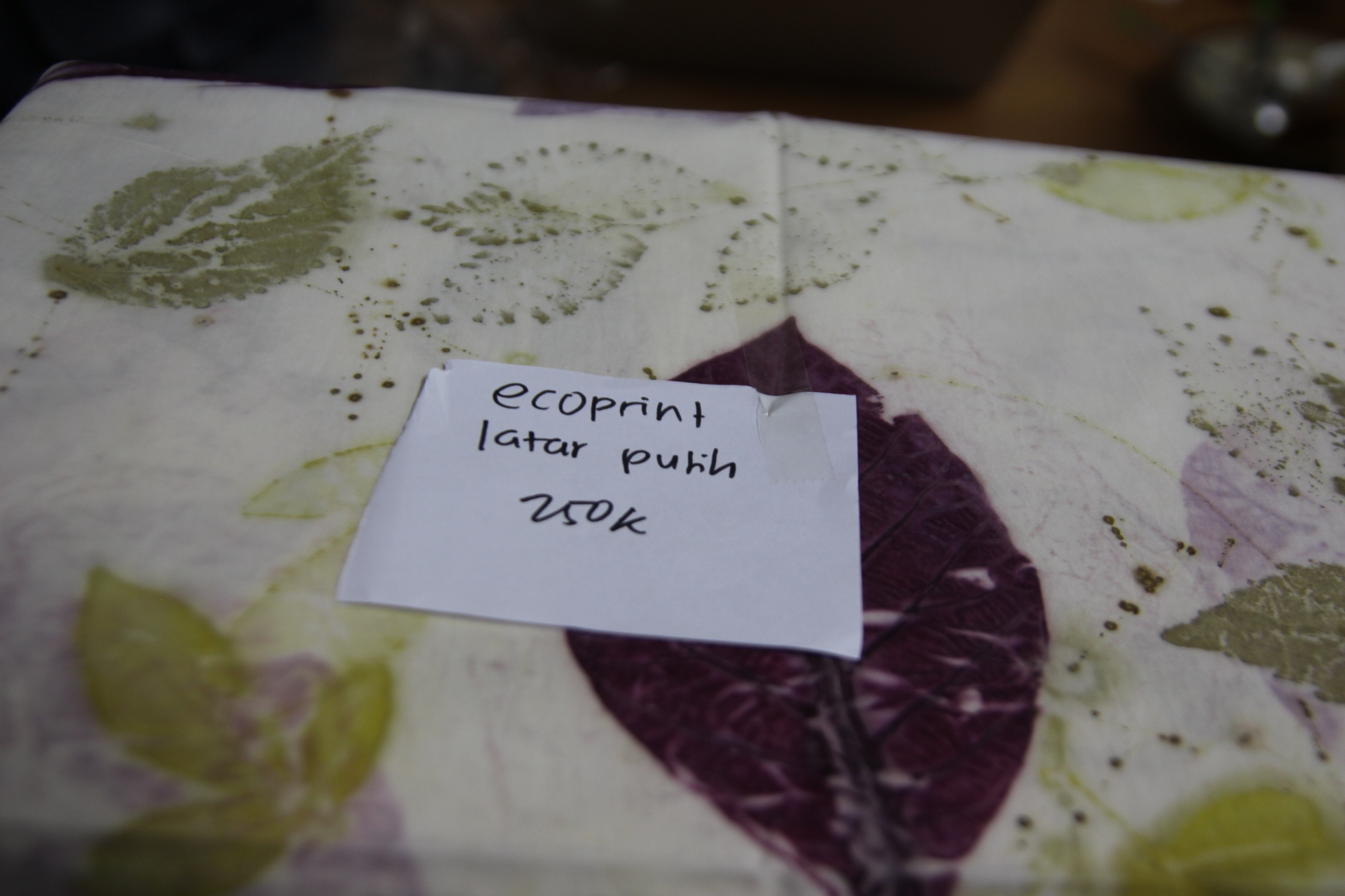 Kain Ecoprint latar putih 6