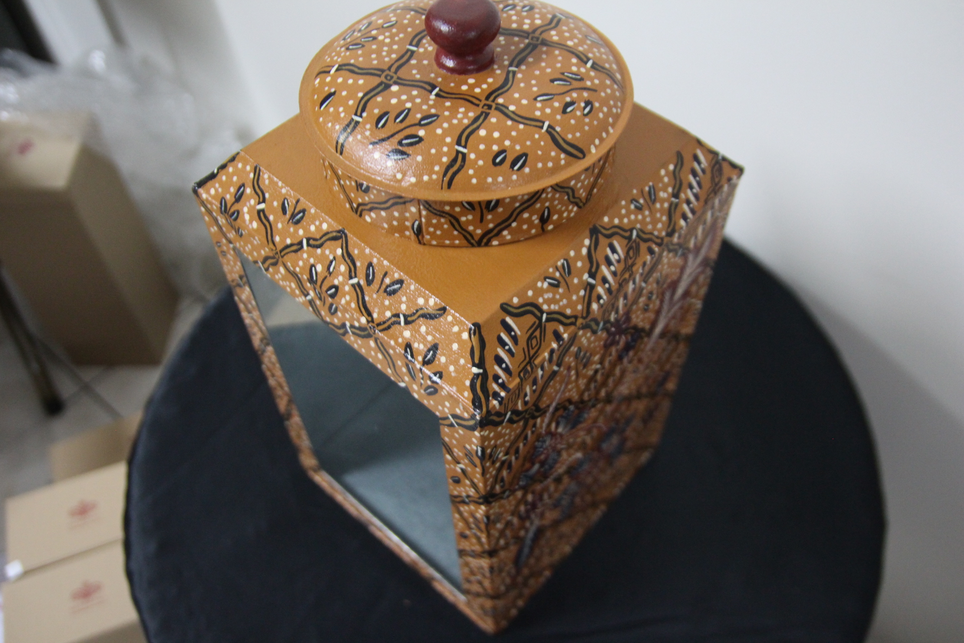 Kaleng Kerupuk Besar Motif Encim Latar Sidomukti